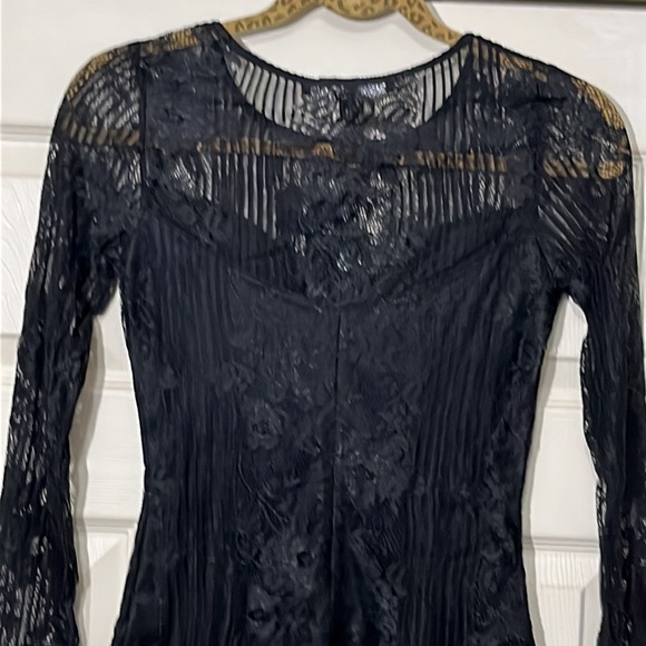 Guess Long-sleeve Embroidered Lace Top.  Size-XS. NWT. - Picture 6 of 6
